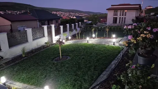 Stâlpișori pe alee