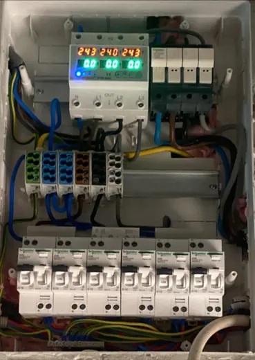 Tablou trifazat cu monitor de tensiune